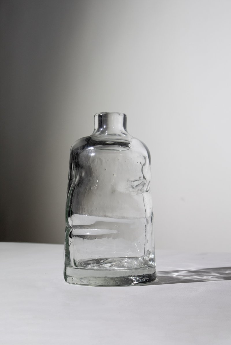 Céline Witzke – From Fabric to Glass: Capturing the Movement of Textiles in Experimental Glassmaking